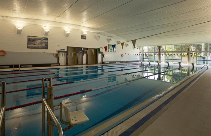 La piscina de la UA reabre tras una "completa" renovación sanitaria y estructural