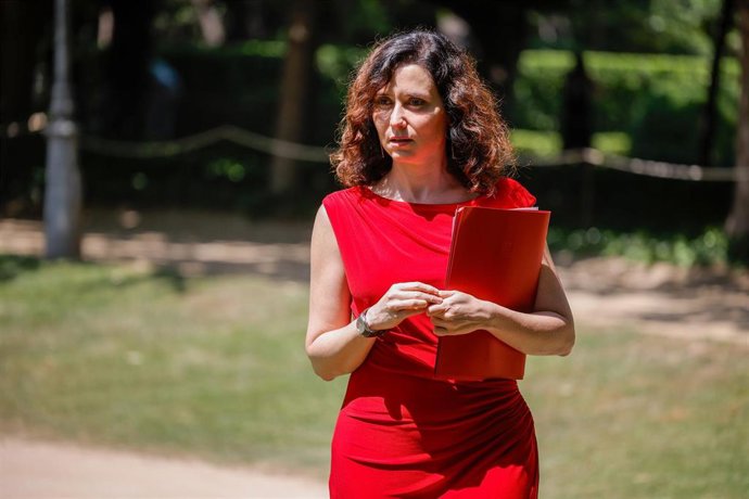 La presidenta de la Comunidad de Madrid, Isabel Díaz Ayuso, ofrece declaraciones a los medios durante la XXVIII Conferencia de Presidentes, en Palau de Pedralbes de Barcelona, a 6 de junio de 2025, 