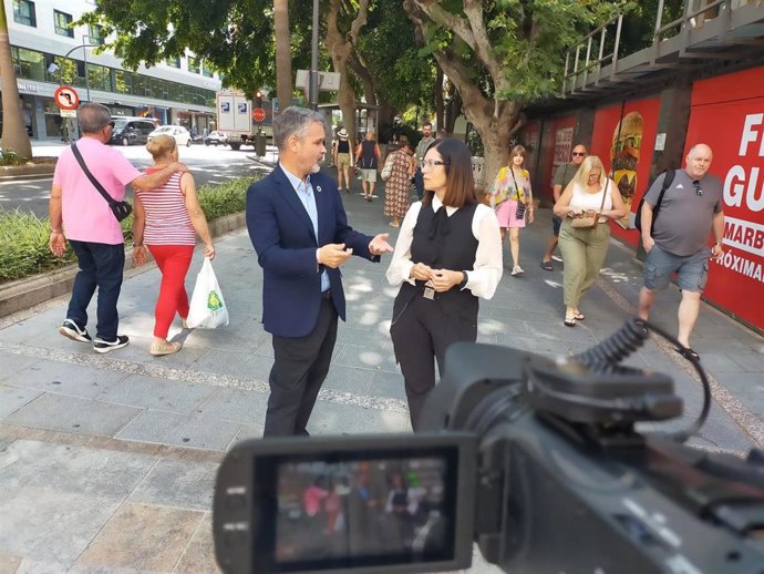 Los socialistas Isabel Pérez y José Bernal en Marbella.