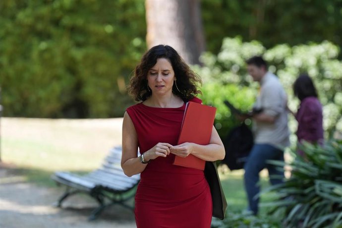 La presidenta de la Comunidad de Madrid, Isabel Díaz Ayuso, se dirige a una rueda de prensa posterior a la XXVIII Conferencia de Presidentes, en Palau de Pedralbes de Barcelona, a 6 de junio de 2025