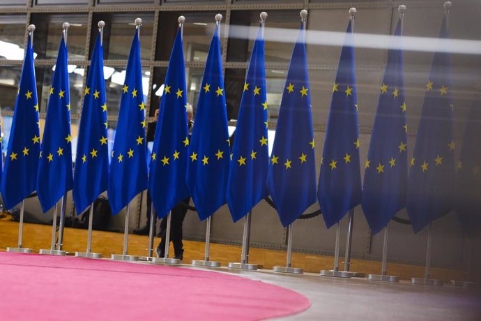 Archivo - HANDOUT - 18 December 2024, Belgium, Brussels: European Union flags are seen ahead of the EU-Western Balkans summit at the European Council headquarters. Photo: Alexandros Michailidis/European Council/dpa - ATTENTION: editorial use only and only