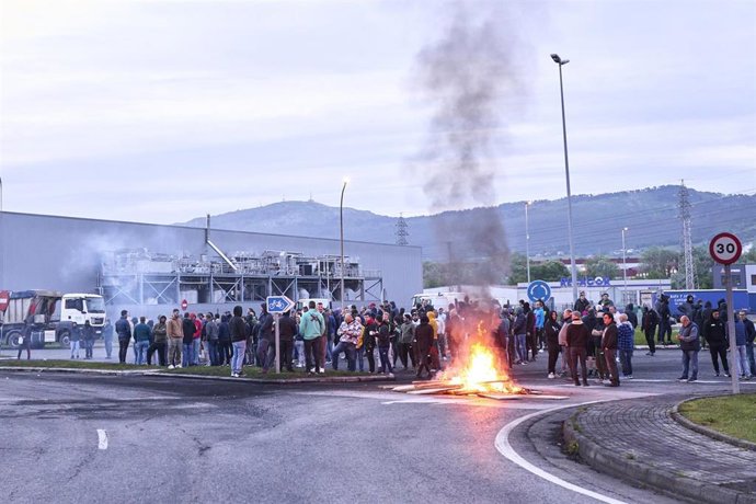 Varios trabajadores del metal hacen una hoguera durante la segunda jornada de la huelga del metal, a 5 de junio de 2025, en Guarnizo, Cantabria (España).