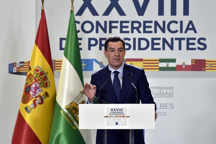 El presidente de la Junta de Andalucía, Juanma Moreno, ofrece una rueda de prensa durante la XXVIII Conferencia de Presidentes, en Palau de Pedralbes de Barcelona, a 6 de junio de 2025, en Barcelona, Catalunya (España). Durante la conferencia se abordarán