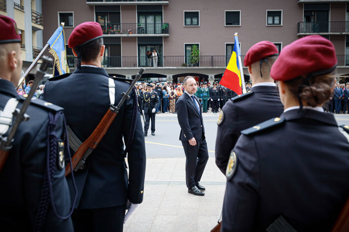 Xavier Espot pasando revista al cuerpo de policía.
