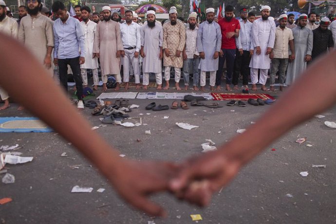 May 10, 2025, Dhaka, Dhaka, Bangladesh: Protesters blocked a main road at the Shahabag area, demanding a ban on the ousted Sheikh Hasina's party, the Awami League, in Dhaka on May 10, 2025.
