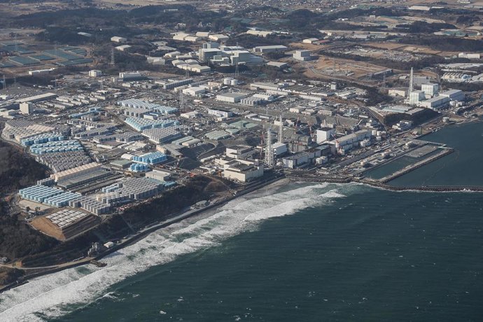 Archivo - Arquivo - 4 de setembro de 2023: A usina nuclear de Fukushima Daiichi da TEPCO, que faliu, bem como os tanques usados para armazenar águas residuais tratadas, ao longo da costa em Okuma, província de Fukushima.