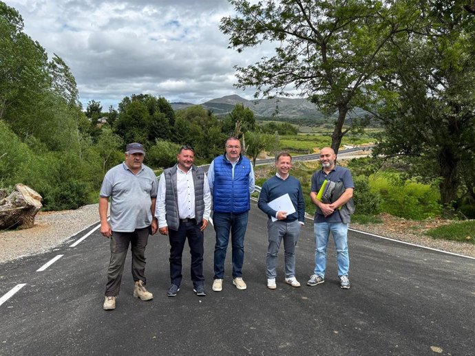 El vicepresidente primero de la Diputación de León y responsable de Infraestructuras, Roberto Aller (centro), visita el acceso a Valle de las Casas tras las obras de la LE-4708.