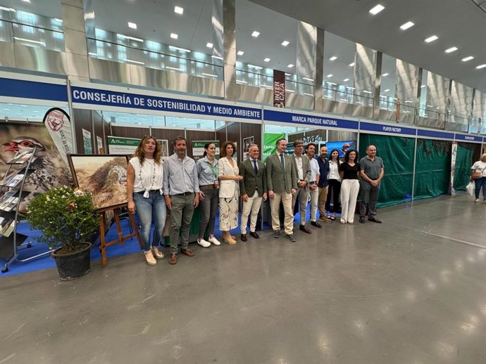 Juan Ramón Pérez Valenzuela (centro), ante los dos expositores de la Junta en Intercaza 2025.