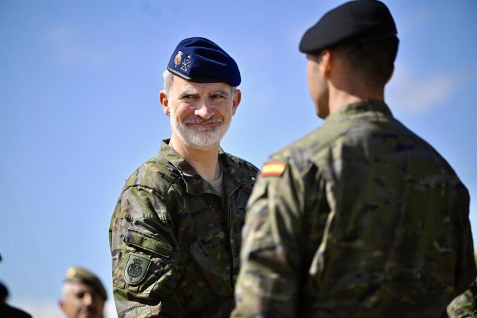 Archivo - El Rey Felipe VI durante una visita a la Brigada ‘Aragón I’ del Ejército de Tierra, en la Base Discontinua ‘ San Jorge’, a 25 de marzo de 2025, en Zaragoza, Aragón (España). 
