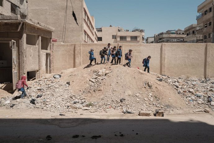 Archivo - April 16, 2025, Damascus, Florida, Syria: DAMASCUS, SYRIA - APRIL 15: Students leave Zamalka mixed school on April 15, 2025 in Jobar, Damascus, Syria...Jobar, a suburb of the Syrian capital Damascus, was for years a strategic front in the civil 