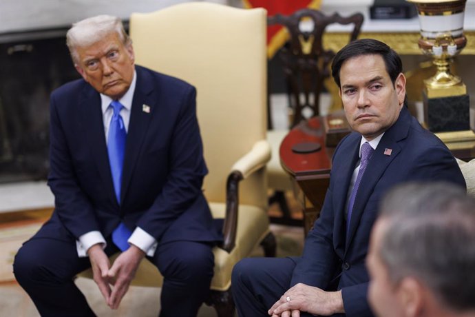 Archivo - February 11, 2025, Washington, District Of Columbia, USA: US Secretary of State Marco Rubio (right) is seen in the Oval Office with US President Donald Trump (left) during a meeting with the King of Jordan, Abdullah II Ibn Al-Hussein in the Oval
