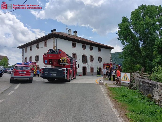 Los bomberos intervienen en la vivienda en la que se ha producido el incendio.