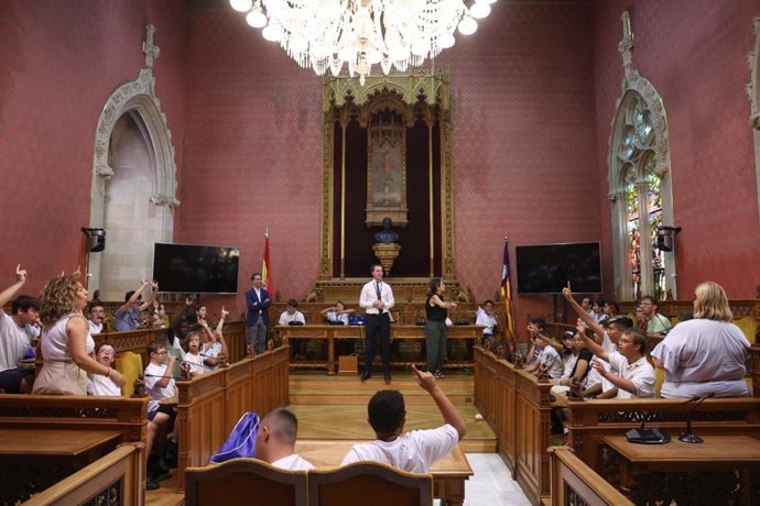 El presidente del Consell de Mallorca, Llorenç Galmés, recibe a alumnos de educación especial de La Purísima