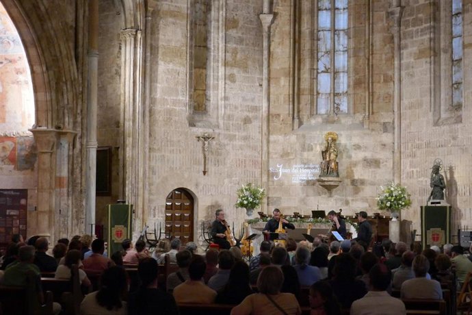 Archivo - Pie de foto: Capella de Ministrers, dirigida por Carles Magraner, en el ciclo Música Medieval en San Juan del Hospital.