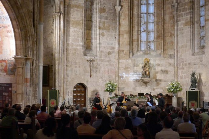 Archivo - Pie de foto: Capella de Ministrers, dirigida por Carles Magraner, en el ciclo Música Medieval en San Juan del Hospital.