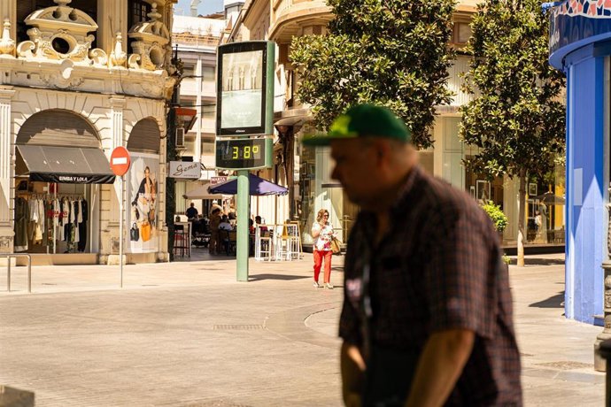 Archivo - Un termómetro marca temperaturas cerca de 40º en la capital cordobesa. Imagen de archivo. 