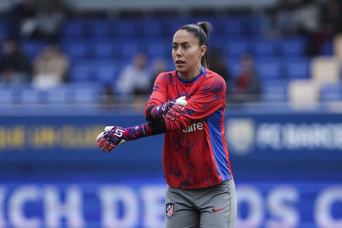 Archivo - Lola Gallardo of Atletico de Madrid warms up during the Spanish Women league, Liga F, football match played between FC Barcelona and Atletico de Madrid at Johan Cruyff Stadium on April 13, 2025 in Sant Joan Despi, Spain.