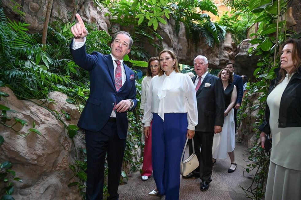 La presidenta del Parlamento de Canarias, Astrid Pérez (c); el presidente de Loro Parque Fundación, Christoph Kiessling (i) y el presidente de honor de Loro Parque Fundación, Wolfgang Kiessling (d), durante la cena de gala con motivo del Día de los Océa