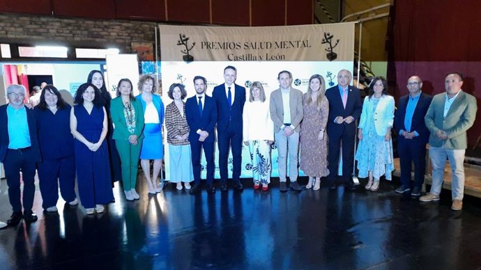 Federación Salud Mental CyL premia el periodismo valiente, la cultura comprometida y la defensa de los derechos humanos. Foto de familia de los premiados.