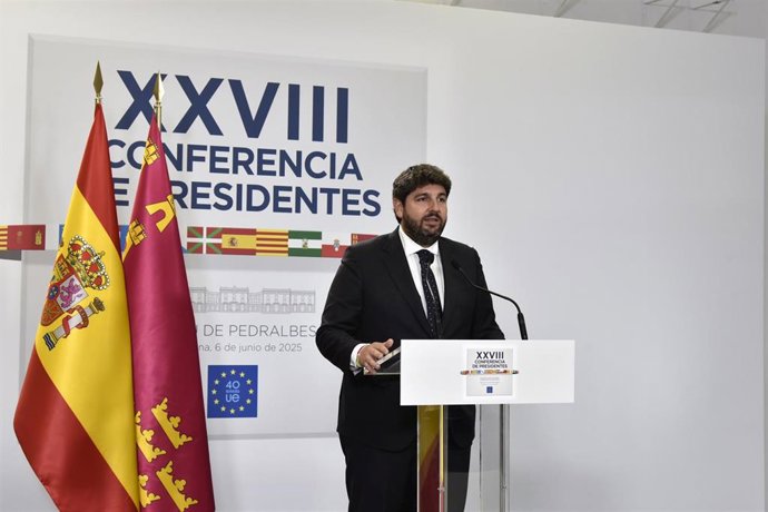 El presidente de la Región de Murcia, Fernando López Miras, ofrece una rueda de prensa posterior a la reunión de la XXVIII Conferencia de Presidentes, en Palau de Pedralbes de Barcelona