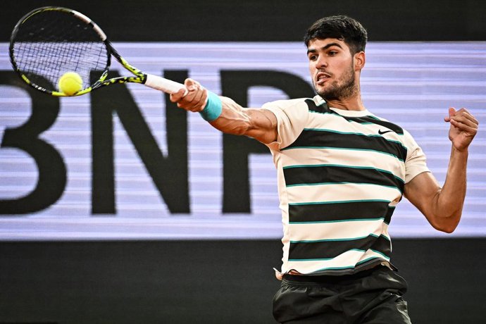 06 de junho de 2025, França, Paris: O tenista espanhol Carlos Alcaraz em ação contra o italiano Lorenzo Musetti durante a partida de tênis da semifinal de simples masculino do torneio de tênis do Aberto da França (Roland-Garros). Foto: Matthieu Mirville/Z