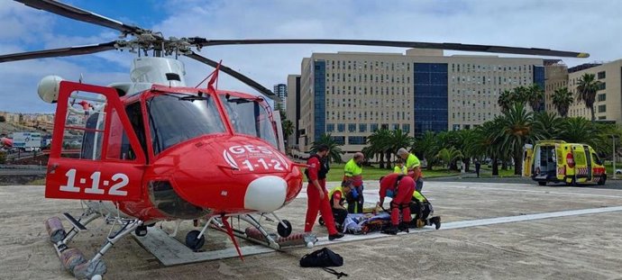 Traslado de una senderista herida al Hospital de Gran Canaria Dr. Negrín