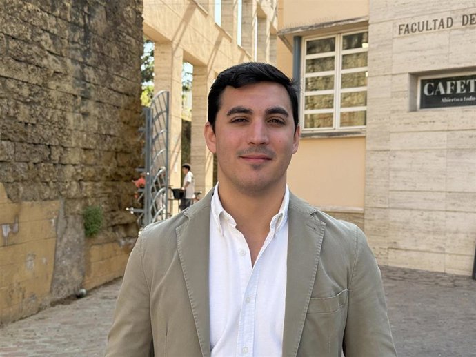José Carlos García, ante la Facultad de Ciencias del Trabajo de la Universidad de Córdoba.