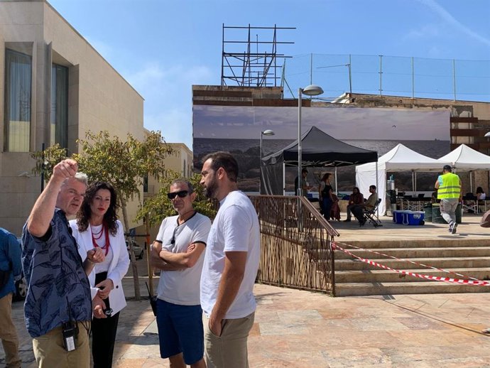 La alcaldesa de Almería, María del Mar Vázquez, conversa con el director Lee Cronin y miembros del equipo durante el rodaje de ‘La Momia’ en el centro histórico de la ciudad.
