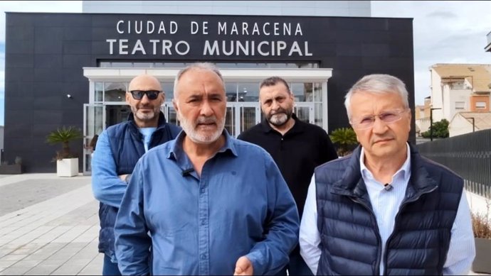 Archivo - Familiares del mayor desaparecido en Almuñécar, en imagen de archivo en Maracena