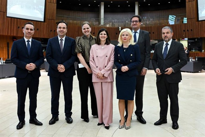 El ministro para la Transformación Digital y para la Función Pública, Óscar López, junto a ministros del ramo de Francia, Italia, Grecia, Dinamarca, Chipre y Eslovenia, en los márgenes de un Consejo de ministros de Telecomunicaciones UE en Luxemburgo.