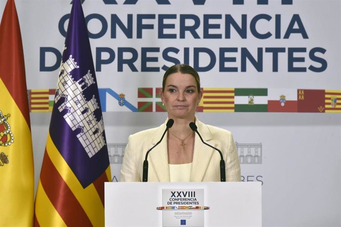 La presidenta del Govern balear, Marga Prohens, ofrece una rueda de prensa posterior a la reunión de la XXVIII Conferencia de Presidentes, en Palau de Pedralbes de Barcelona, a 6 de junio de 2025, en Barcelona, Catalunya (España).