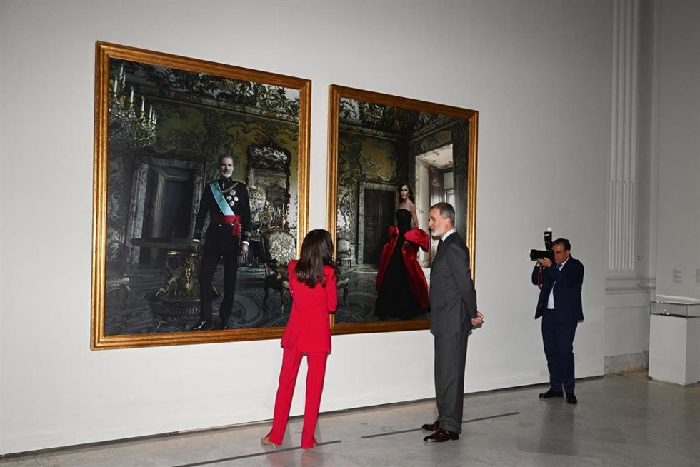 Archivo - La Reina Letizia y el Rey Felipe durante la presentación de sus retratos realizados por la artista Annie Leibovitz en el marco de la exposición La tiranía de Cronos del Banco de España, a 26 de febrero de 2025, en Madrid (España).