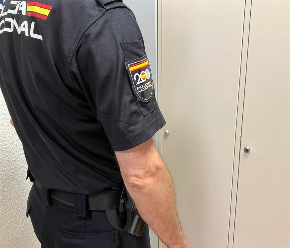 Un agente de la Policía Nacional ante una taquilla.