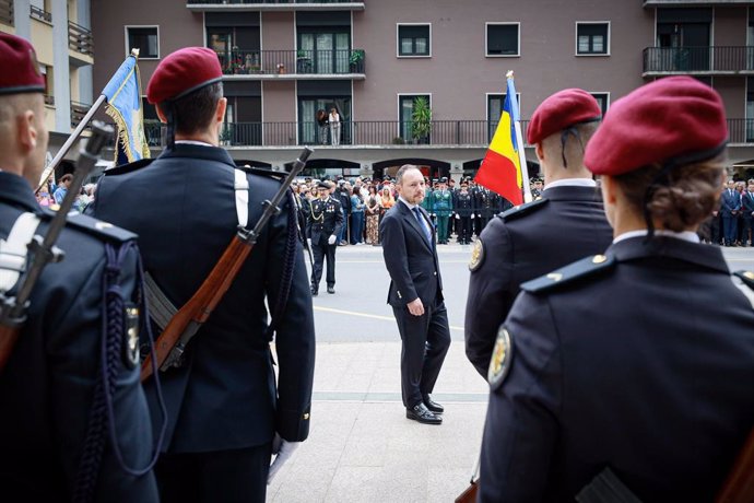 Xavier Espot passant revista al cos de policia