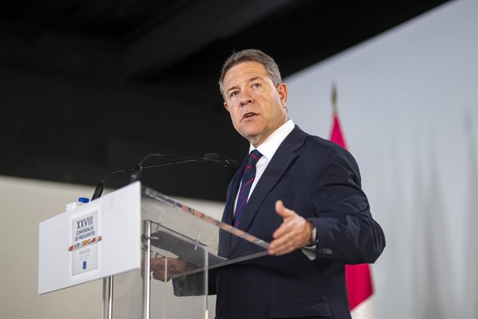 El presidente de la Junta de Castilla-La Mancha, Emiliano García-Page, ofrece una rueda de prensa posterior a la reunión de la XXVIII Conferencia de Presidentes.