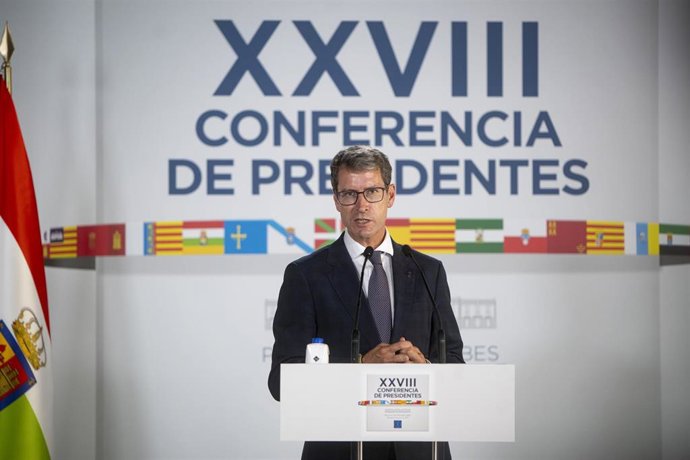 El presidente del Gobierno de La Rioja, Gonzalo Capellán, ofrece declaraciones a los medios posterior a la XXVIII Conferencia de Presidentes