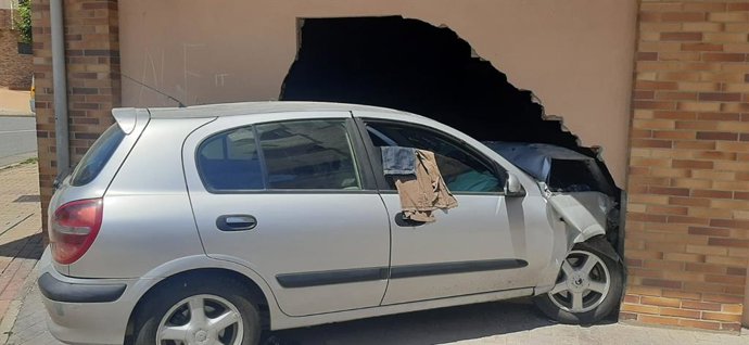Vehículo que ha impactado contra una bajera en Calahorra