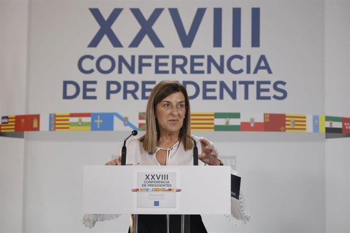 La presidenta del Gobierno de Cantabria, María José Sáenz de Buruaga, ofrece una rueda de prensa posterior a la reunión de la XXVIII Conferencia de Presidentes, en Palau de Pedralbes de Barcelona, a 6 de junio de 2025, en Barcelona, Catalunya (España). 