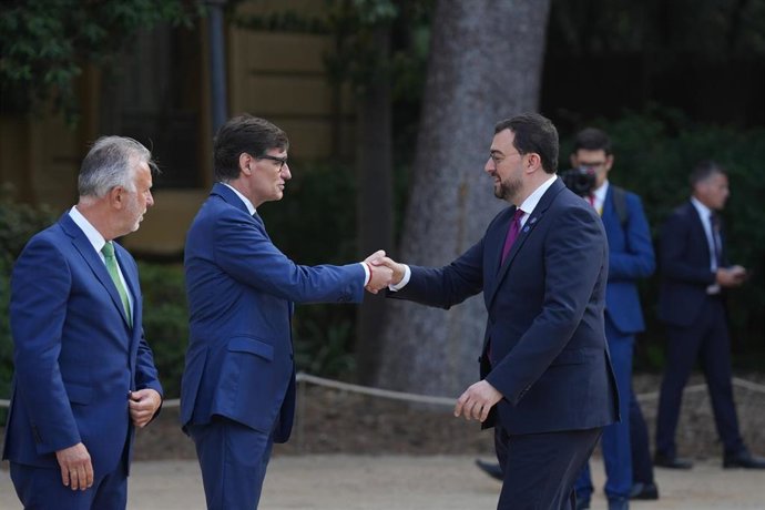 El presidente de la Generalitat de Cataluña, Salvador Illa (i), saluda al presidente de Asturias, Adrián Barbón (d), a su llegada a la XXVIII Conferencia de Presidentes, a 6 de junio de 2025, en Barcelona, Catalunya (España).