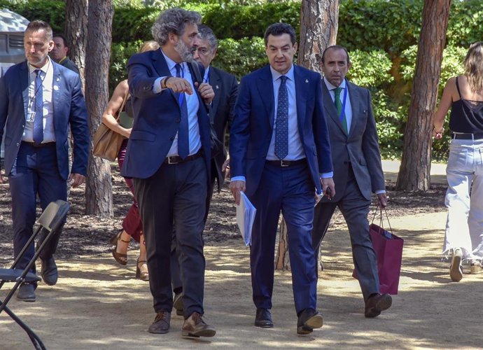 El presidente de la Junta de Andalucía, Juanma Moreno (2d), a su llegada a ofrecer una rueda de prensa durante la XXVIII Conferencia de Presidentes, en Palau de Pedralbes de Barcelona, a 6 de junio de 2025, en Barcelona, Catalunya (España).