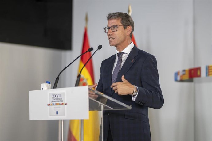 El presidente del Gobierno de La Rioja, Gonzalo Capellán, ofrece declaraciones a los medios posterior a la XXVIII Conferencia de Presidentes, en Palau de Pedralbes de Barcelona