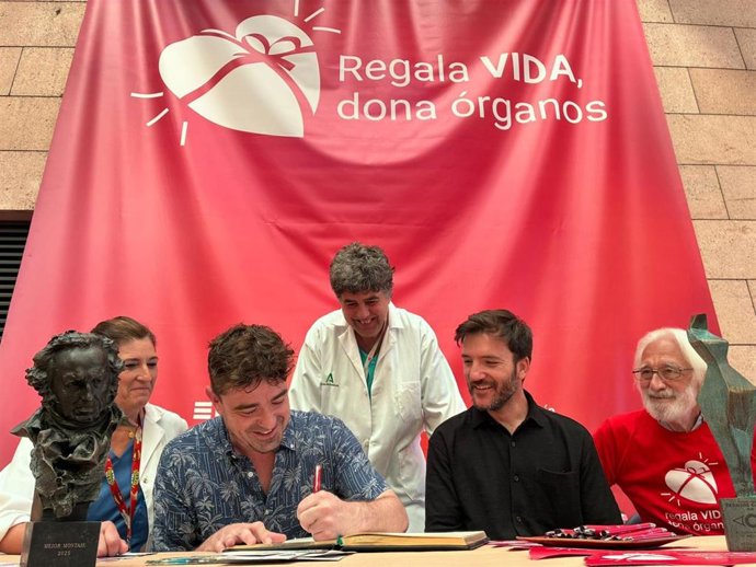Los cineastas Javier Frutos y Álvaro Medina firman en el Libro de Oro de la Donación del Hospital Reina Sofía de Córdoba.