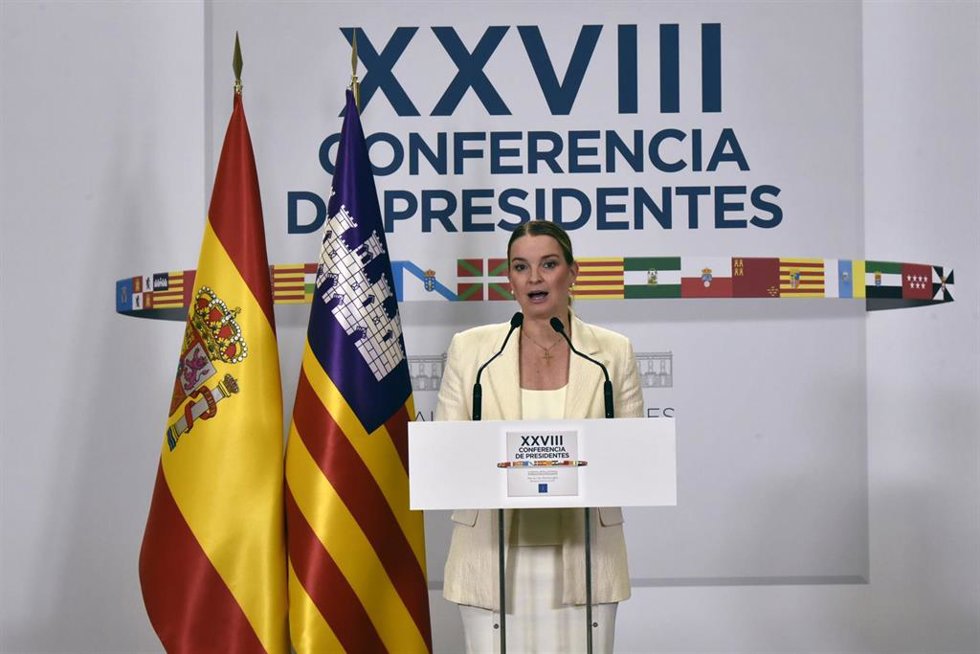 La presidenta del Govern balear, Marga Prohens, ofrece una rueda de prensa posterior a la reunión de la XXVIII Conferencia de Presidentes, en Palau de Pedralbes de Barcelona, a 6 de junio de 2025, en Barcelona, Catalunya (España).