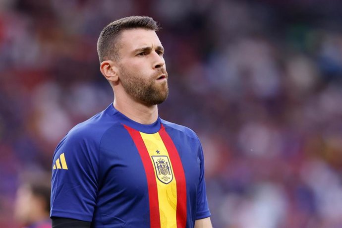 Unai Simón durante el calentamiento del España-Francia de la Liga de Naciones 2024-2025