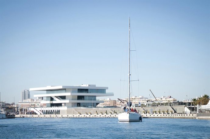 Archivo - Arxiu - Imatge l'edifici Veles e Vents de la Marina de València junt amb les zones d'oci d'este entorn. 