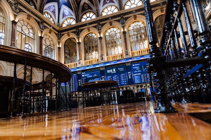 Archivo - Interior del Palacio de la Bolsa, a 6 de octubre de 2023, en Madrid (España). El Ibex 35 ha iniciado la sesión de este viernes, 6 de octubre, con un repunte del 0,23%, lo que ha llevado al selectivo a situarse en los 9.178,5 enteros, muy cerca d