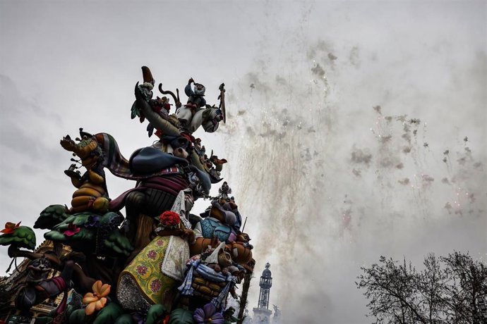 Archivo - La mascletà al lado de una de la falla municipal, a 17 de marzo de 2025, en Valencia