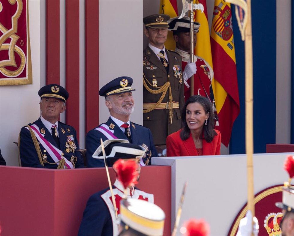 Archivo - Los Reyes Don Felipe y Doña Letizia durante el desfile militar con motivo del día de las fuerzas armadas, a 25 de mayo de 2024, en Oviedo, Asturias (España).