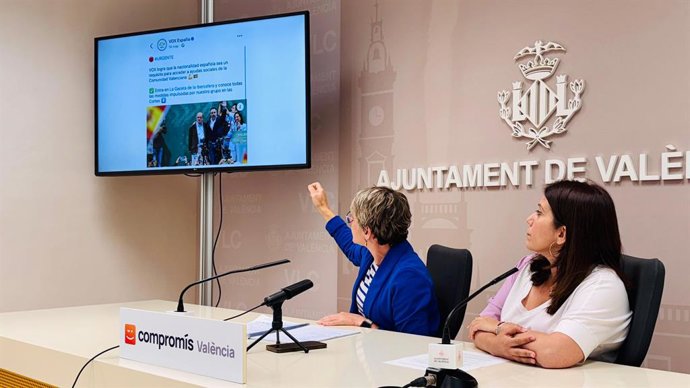 La portaveu de Compromís a l'Ajuntament de València, Papi Robles, i l'edil d'aquest grup Eva Coscollá, en la roda de premsa sobre les beques menjador.