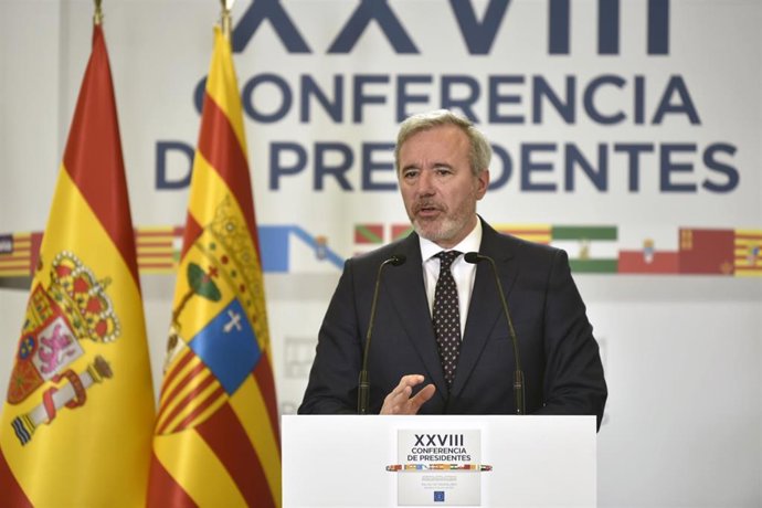 El presidente del Gobierno de Aragón, Jorge Azcón, en la rueda de prensa posterior a la reunión de la XXVIII Conferencia de Presidentes, en Palau de Pedralbes de Barcelona.